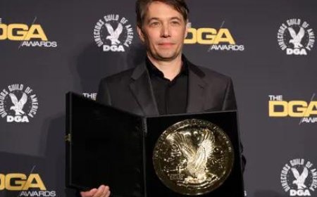 شون بيكر يمهد طريقه إلى الأوسكار بفوزه بجائزة نقابة المخرجين الأميركية