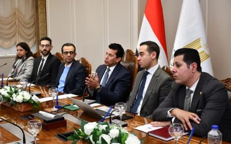 وزير الشباب والرياضة يلتقي الدفعة 27 لدبلومة الإدارة الرياضية بالتعاون مع الفيفا