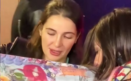 شام الذهبي تمنح صحفية شالها لتدفئتها.. والأخيرة تعلق: «دي لقطة طبعًا»