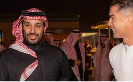 كريستيانو رونالدو يحتفل بيوم التأسيس بالزي السعودي برفقة ولي العهد الأمير محمد بن سلمان