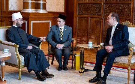 رئيس وزراء ماليزيا يستقبل وزير الأوقاف لتعزيز التعاون الديني والثقافي