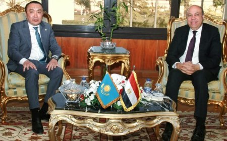وزير الطيران المدني يبحث مع السفير الكازاخستاني تعزيز التعاون وزيادة الرحلات الجوية بين البلدين