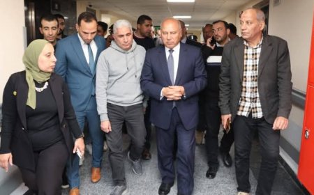 وزير الصناعة والنقل يطمئن على مصابي حادث اصطدام القطار بميني باص الأطفال في القنطرة شرق