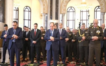 الرئيس السيسي يؤدي صلاة الجمعة بمسجد المشير ويلتقي قادة القوات المسلحة احتفالًا بيوم الشهيد وانتصارات العاشر من رمضان