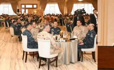 وزير الدفاع يشارك مقاتلي القوات البحرية والمنطقة الشمالية العسكرية وجبة الإفطار