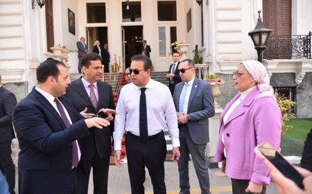 وزير الصحة يتفقد المعامل المركزية وإدارة التراخيص لمتابعة أعمال التجديد بعد الحريق بوسط القاهرة