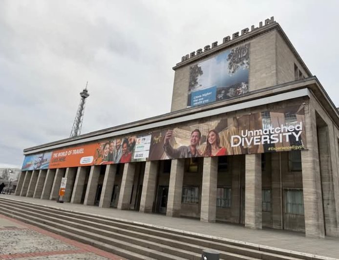 الواجهات الرئيسية لبورصة برلين السياحية تتزين بشعار الحملات الدعائية للمقصد السياحي «مصر.. تنوع سياحي لا مثيل له»  كتب: د. مجدي كامل الهواري