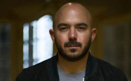 محمود العسيلي يثير الجدل بإطلالة غريبة في حفل زفاف:«بنطلون قصير وجاكيت واسع»