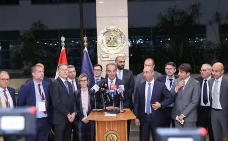 مصر تجذب أنظار المستثمرين الفرنسيين.. لقاء بين وزير الاتصالات ووفد "«ميديف» لتعزيز الشراكة الرقمية