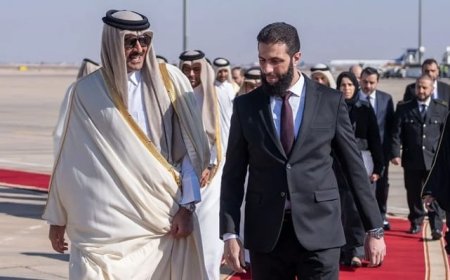 الشيخ تميم رئيس قطر يستقبل الشرع في زيارته الأولى للدوحة