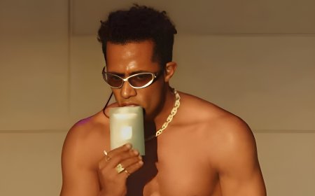 محمد رمضان يُقبّل الباسبور المصري على مسرح كوتشيلا بعد الهجوم عليه بسبب ملابسه