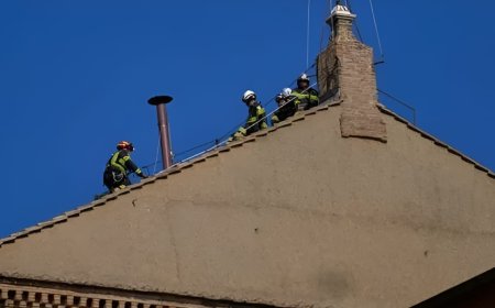 الفاتيكان يرفع مدخنة «الدخان الأبيض»  تمهيدًا لانتخاب البابا الجديد خلفًا لـ فرنسيس