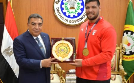 أسد المصارعة الرومانية يتألق من جديد.. محافظ الدقهليه يكرم البطل عبد اللطيف منيع