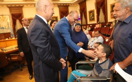 محافظ القاهرة ووزير العمل يسلمان 60 عقد عمل لذوي الهمم في شركات القطاع الخاص