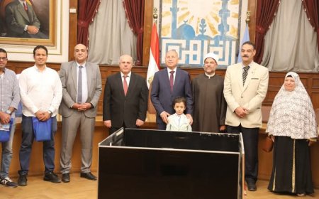 محافظ القاهرة يسلم تأشيرات وجوازات حجاج الجمعيات  استعدادًا لموسم الحج