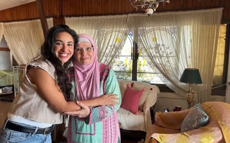 آية سماحة تزور مشيرة إسماعيل في منزلها وتعتذر رسميًا بحضور أشرف زكي وكريم فهمي: «المحبة بتجمعنا»