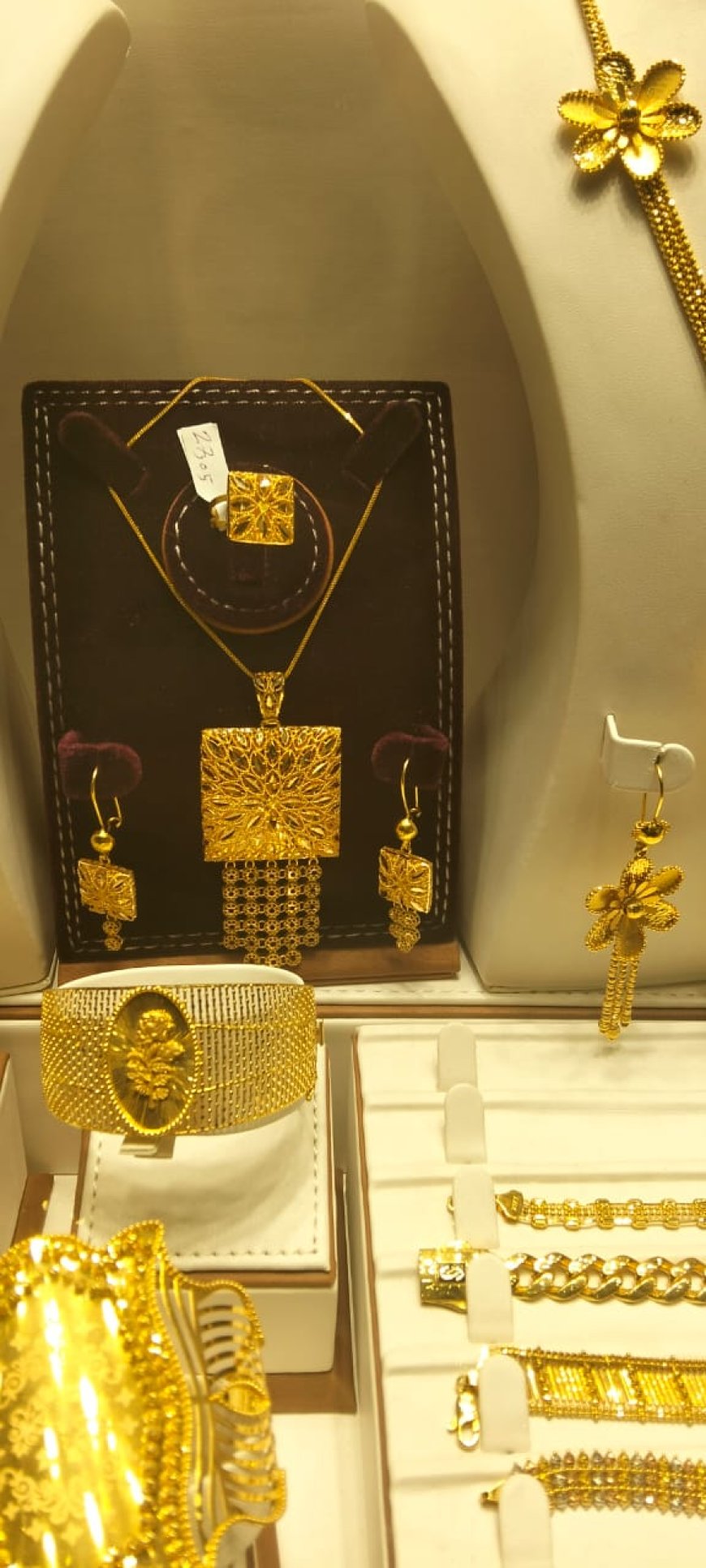 الذهب يواصل التراجع محليًا رغم ارتفاعه عالميًا.. والجنيه الذهب يهبط إلى 37200 جنيه