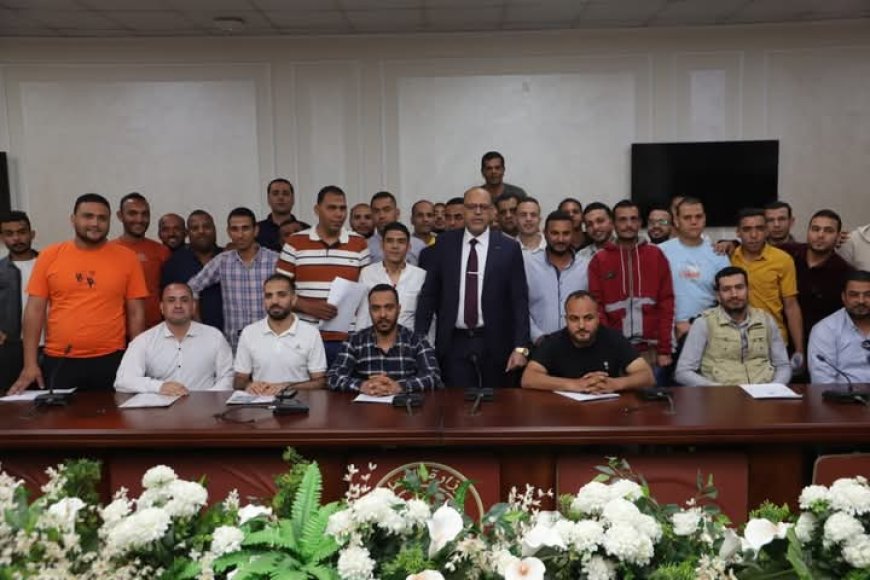 وزير العمل يسلم عقود التوظيف للشباب للعمل بالإمارات ويؤكد: أنتم سفراء مصر في الخارج