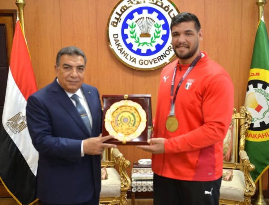أسد المصارعة الرومانية يتألق من جديد.. محافظ الدقهليه يكرم البطل عبد اللطيف منيع