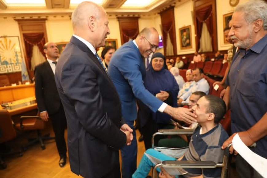 محافظ القاهرة ووزير العمل يسلمان 60 عقد عمل لذوي الهمم في شركات القطاع الخاص
