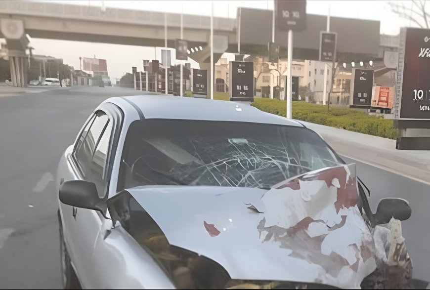 جنون السرعة يتسبب في كارثة بالقاهرة الجديدة.. سيارة تقتحم سور كمبوند وتصطدم بأتوبيس مدرسة