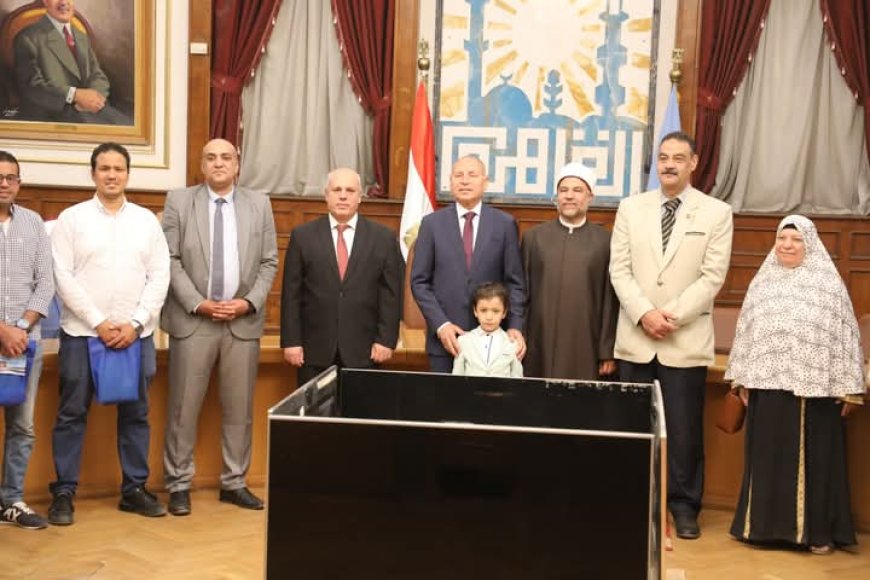محافظ القاهرة يسلم تأشيرات وجوازات حجاج الجمعيات استعدادًا لموسم الحج