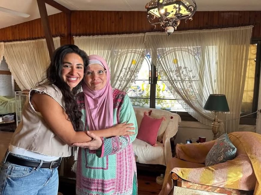 آية سماحة تزور مشيرة إسماعيل في منزلها وتعتذر رسميًا بحضور أشرف زكي وكريم فهمي: «المحبة بتجمعنا»