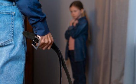 صراخ في الشارع ودماء على الإسفلت.. أب يوثّق ابنته بالحبال ويسحلها بعد هروبها من المنزل بحدائق أكتوبر