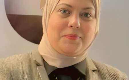 الإعلامي أحمد طارق يهنئ الدكتورة ريهام حسن الملا بعد تعيينها نائبًا لمدير عام المجالس الطبية المتخصصة