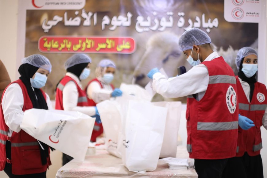 الهلال الأحمر يوزع لحوم الأضاحي على 20 ألف أسرة تحت رعاية التضامن الاجتماعي