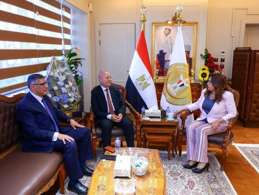 في اجتماع موسع بالعاصمة الإدارية متابعة ميدانية لمشروعات القاهرة والجيزة التنموية وخطط إزالة التعديات