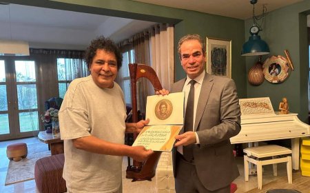 وسام ماسبيرو يُزين صدر الفنان محمد منير تكريماً لتاريخه الفني والإعلامي