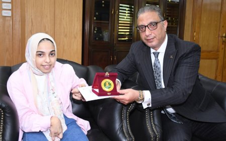 إرادة لا تعرف المستحيل.. «مي» من ذوي الهمم تلتقي محافظ الفيوم بعد مناشدة عبر فيسبوك