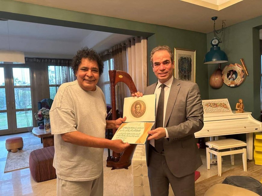 وسام ماسبيرو يُزين صدر الفنان محمد منير تكريماً لتاريخه الفني والإعلامي