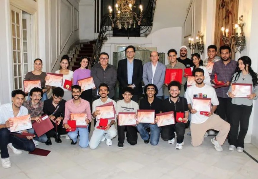 وزير الثقافة يُكرّم طلاب المسرح الجامعي ويوجه بفتح مسارح الدولة أمامهم