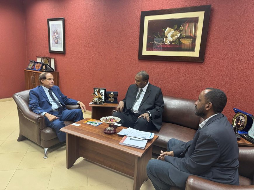 الأمين العام لرابطة الجامعات الإسلامية يبحث سبل التعاون مع وفد جامعة إفريقيا العالمية