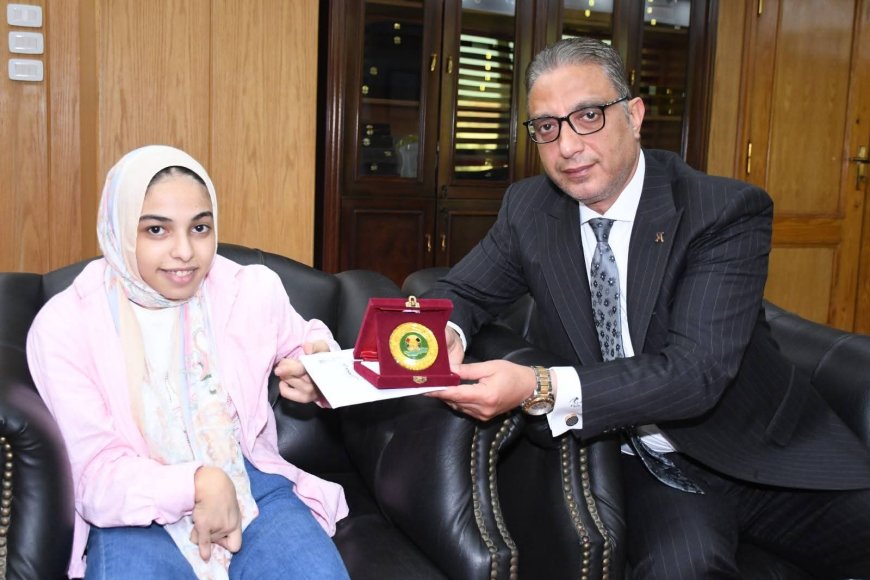 إرادة لا تعرف المستحيل.. «مي» من ذوي الهمم تلتقي محافظ الفيوم بعد مناشدة عبر فيسبوك