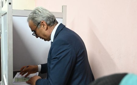 إبراهيم السجيني يدلي بصوته ويحث على المشاركة الوطنية