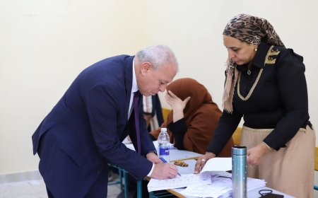 شريف صالح يدلي بصوته ويشيد بالإقبال الشعبي