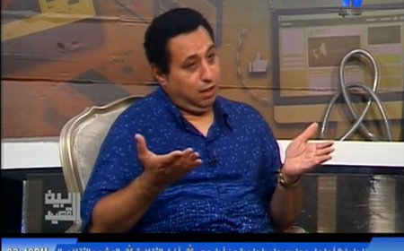 ناصر عبدالحفيظ في «بيت القصيد»: من «وجوه» إلى العالمية... المسرح الثري يعبر الحدود