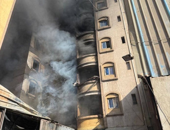 محافظ القاهرة يتابع إخماد حريق مخزن خردة ببولاق أبو العلا