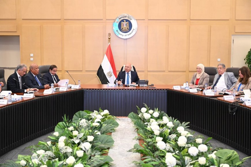 الوزير يبحث مع المصنعين خطط تصنيع صاج السيارات محليًا