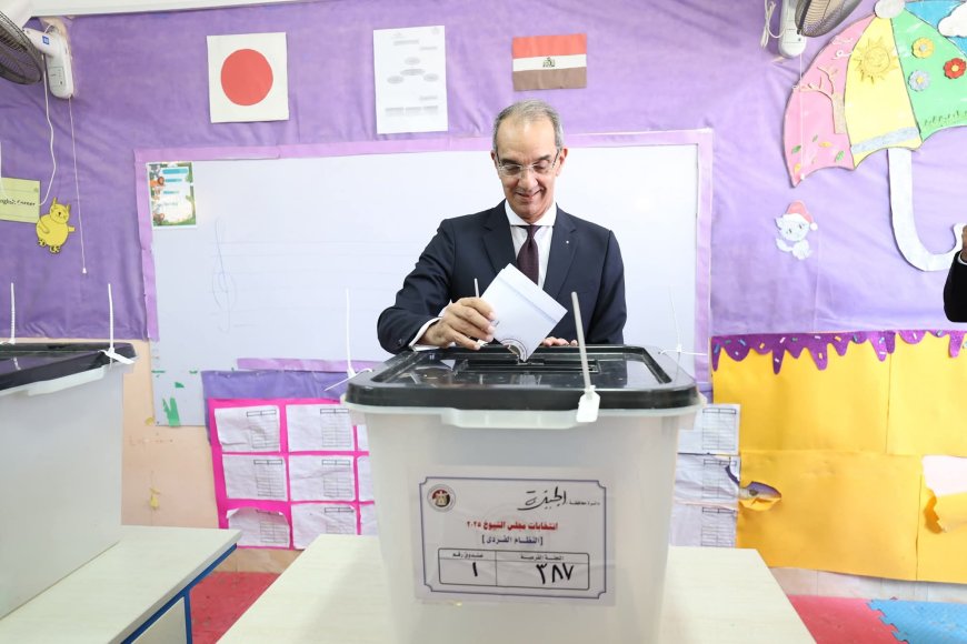 عمرو طلعت يصوت بالشيوخ ويدعو للمشاركة الواسعة