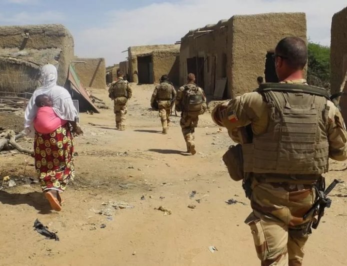 تصاعد خطير في المشهد الأمني بمالي.. حصار باماكو يكشف فشل العمليات الروسية واتساع رقعة اللاجئين