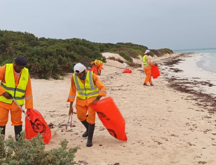 بلدية محافظة البرك تطلق حملة لتنظيف جزر المحافظة تحت شعار «صون الأصول الطبيعية.. التزام يتجاوز المدى»