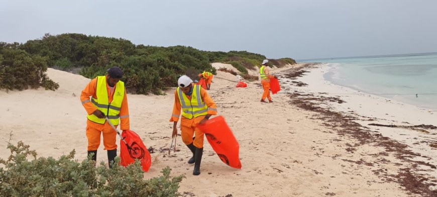 بلدية محافظة البرك تطلق حملة لتنظيف جزر المحافظة تحت شعار «صون الأصول الطبيعية.. التزام يتجاوز المدى»