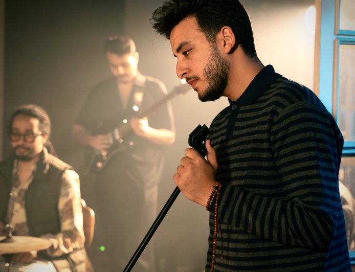 الحسن عادل يخطف الأنظار بكليب «احكيلي وفضفضلي».. دراما إنسانية تتصدر الترند وتلامس القلوب