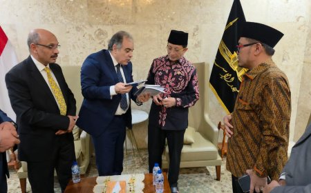 إهداء مؤلفات المفكر علي الشرفاء لوزير الشؤون الدينية في إندونيسيا.. لقاء يعزز خطاب الاعتدال وبناء الوعي