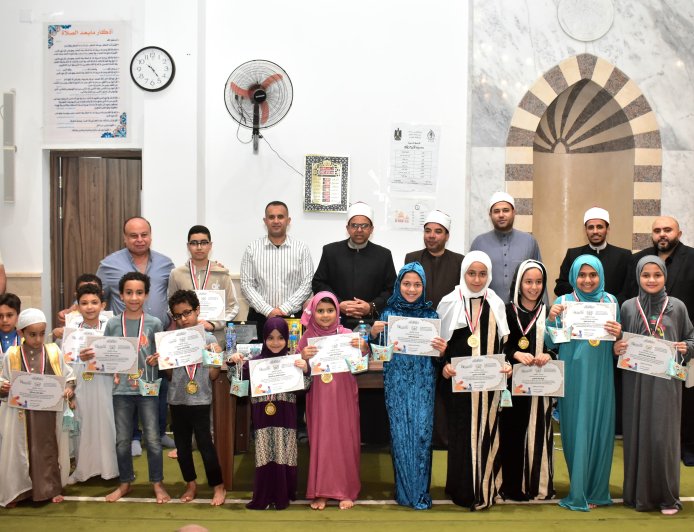 مسجد الرضوان بالعلمين الجديدة يحتفي بحفظة القرآن الكريم ويكرّم خلف الله وجاهين وسط حضور جماهيري كبير