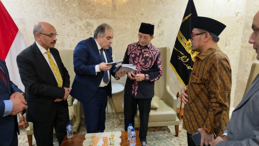 إهداء مؤلفات المفكر علي الشرفاء لوزير الشؤون الدينية في إندونيسيا.. لقاء يعزز خطاب الاعتدال وبناء الوعي